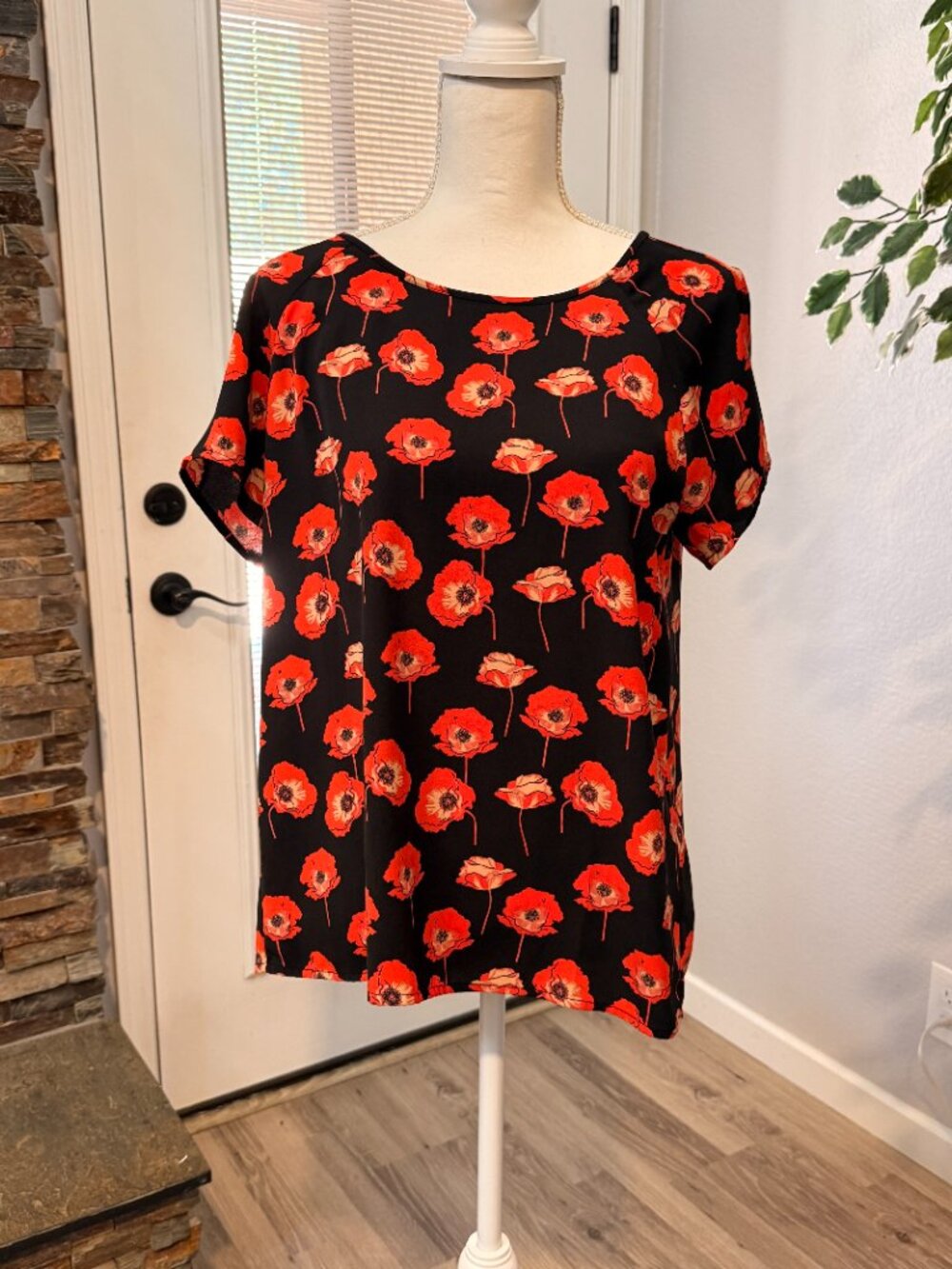 Cabi #3251 Flanders Poppy Blouse Split Back Opening Size M